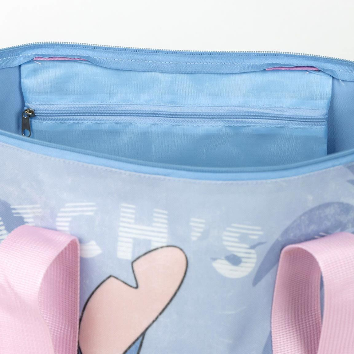 Borsa mare a tema Stitch celeste con la scritta "Stitch's Surf", Stitch su una tavola da surf e i manici rosa. Foto dettaglio della tasca interna della borsa