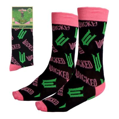 Calzini Wicked con la scritta Wicked in rosa e W in verde. con simulazione della confezione in cartone