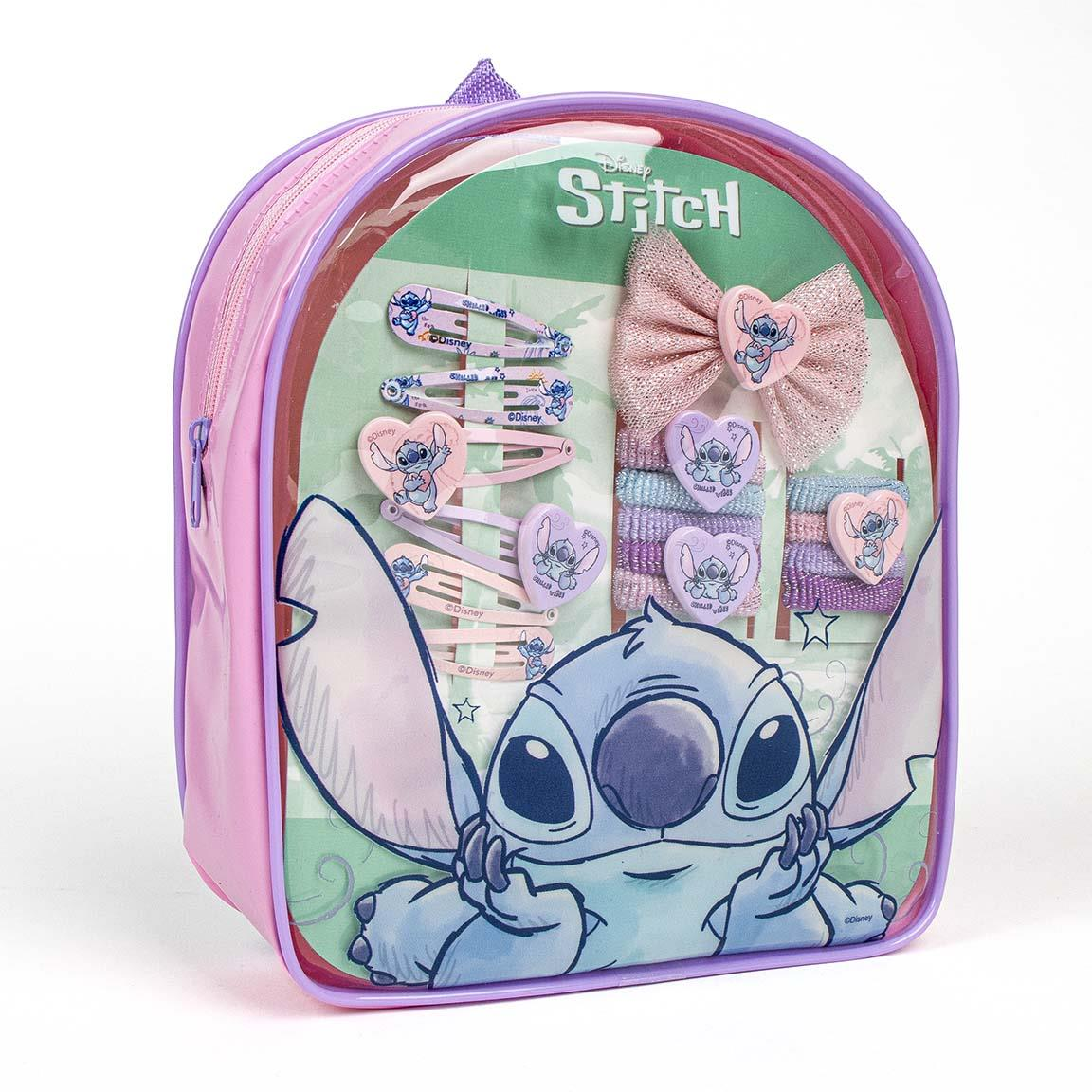Set accessori per capelli a tema Stitch. Il set è composto da un comodo zainetto in plastica con la stampa di Stitch. All'interno si trovano un fiocco, 6 fermagli per capelli e 9 piccoli elastici per capelli, tutti a tema Stitch. Foto frontale dello zaino