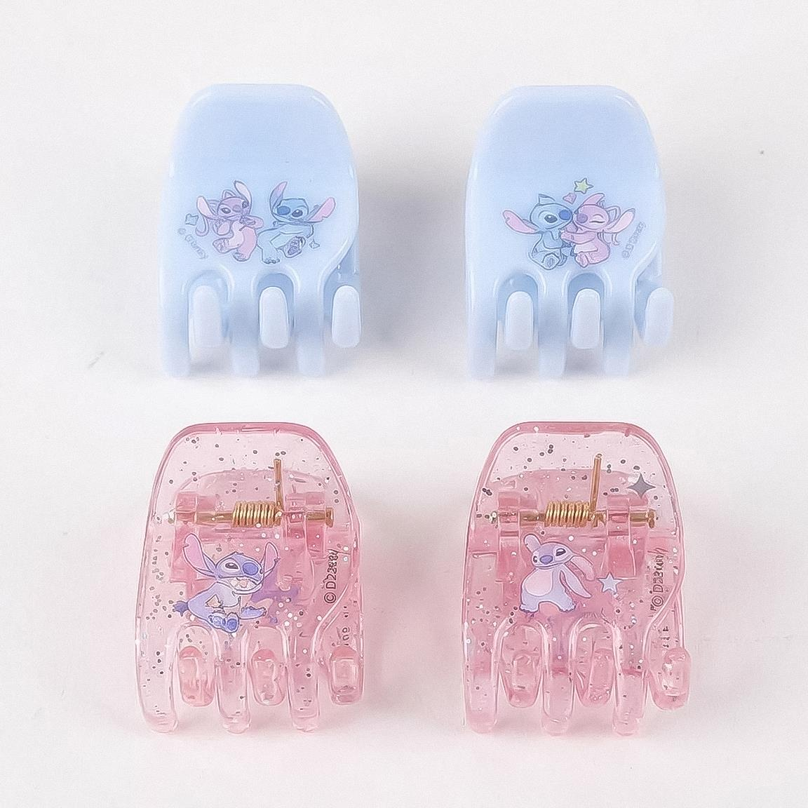 Set accessori per capelli a tema Stitch composto da 5 clips di cui 4 piccoline ed una grande. Nella foto le 4 clips più piccole (due blu baby con un disegno a colori di stitch ed angel e due rosa trasparenti brillantinate con disegni di stitch)