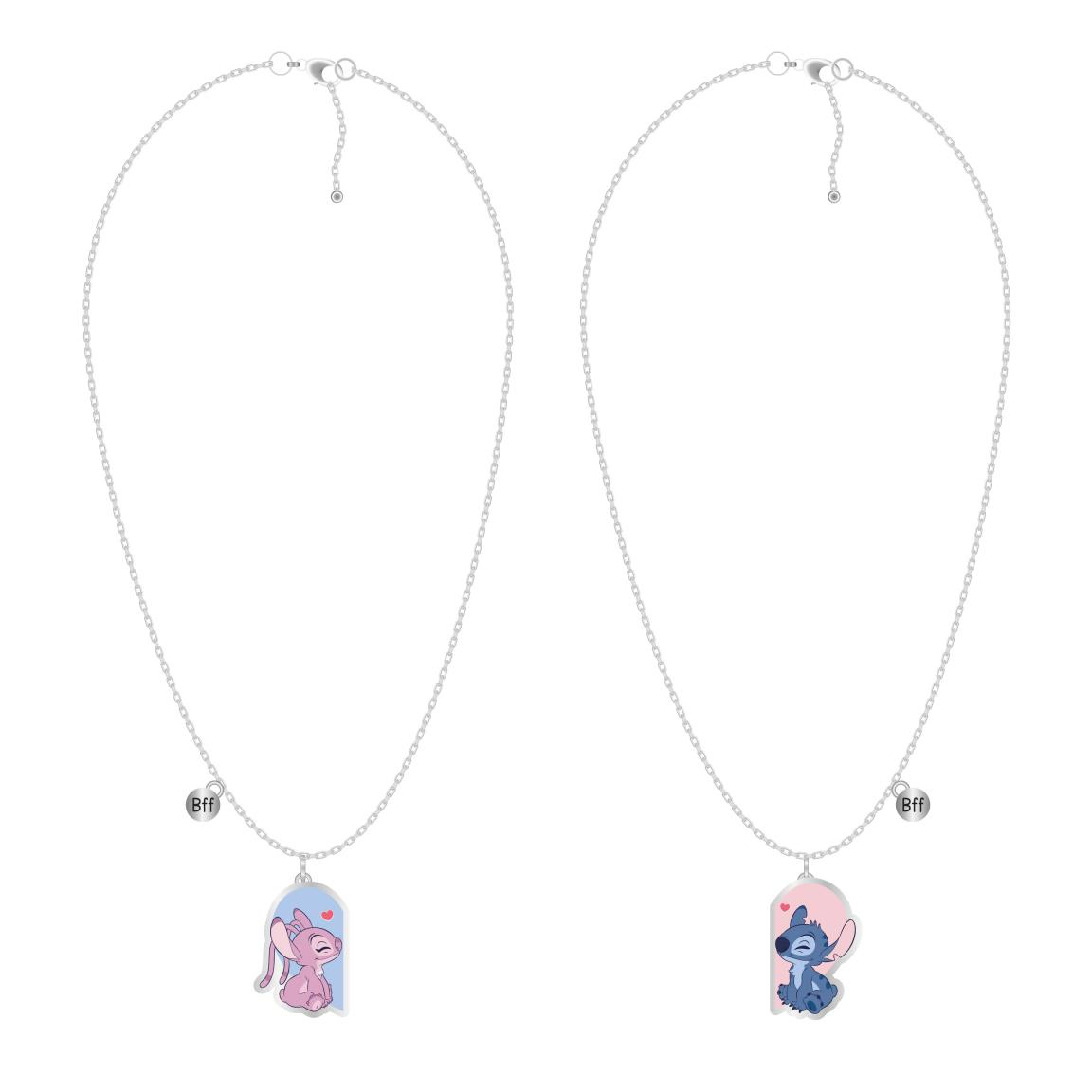 Set di due collane a tema Disney Lilo e Stitch. Le collane sono composte ciascuna di una catena e un ciondolo con una parte di cuore: a sinistra Angel con metà cuore celeste e a desta l'altra metà del cuore rosa con Stitch. Sulle catetine è presente anche una piccola targhetta con la scritta "Bff"