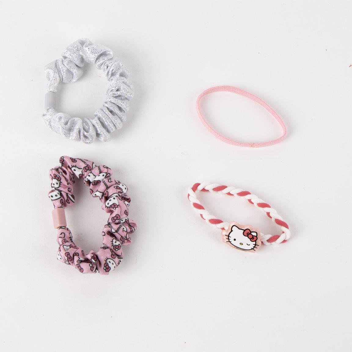 Set per capelli di Hello Kitty composto da 2 scrunchied, due elastici e 4 fermargli per capelli. Nella foto i due scrunchies (uno brillantinato argento e uno rosa con tanti volti di hello kitty) e i due elastici (uno rosa e uno intrecciato con filo bianco e rosso e una applique con il volto di hello kitty)
