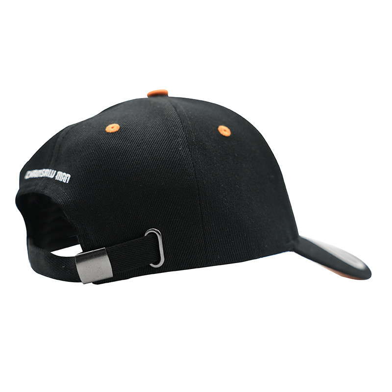 foto del retro del cappello nero con visiera di chainsaw man con chiusura regolabile e scritta chainsaw man ricamata in bianco