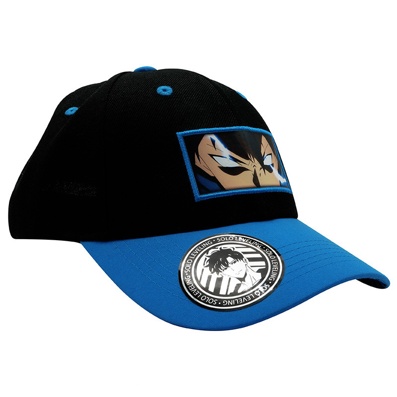 cappello con visiera Solo Leveling parte frontale con visiera azzurra e foto dello sguardo di Sung Jin-Woo.