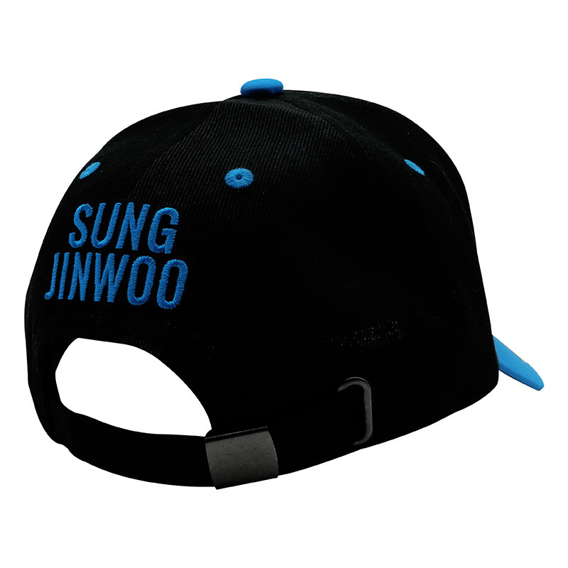 foto del retro del cappello di solo leveling con il nome ung Jinwoo ricamato in azzurro. Il cappello presenta chiusura regolabile