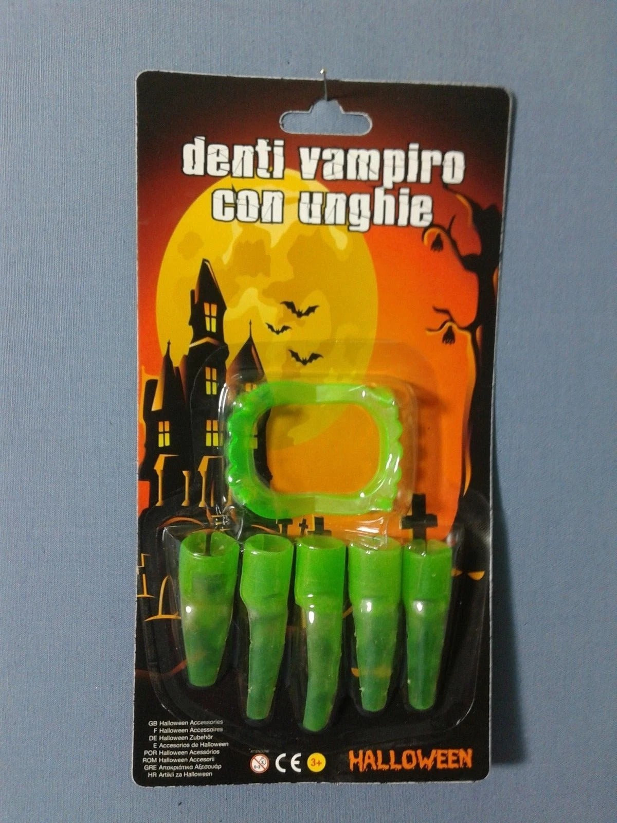 Denti vampiro con unghie