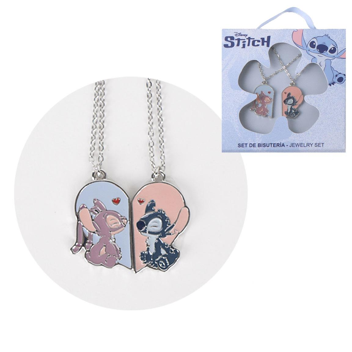 Set di due collane a tema Disney Lilo e Stitch. Le collane sono composte ciascuna di una catena e un ciondolo con una parte di cuore: a sinistra Angel con metà cuore celeste e a desta l'altra metà del cuore rosa con Stitch.