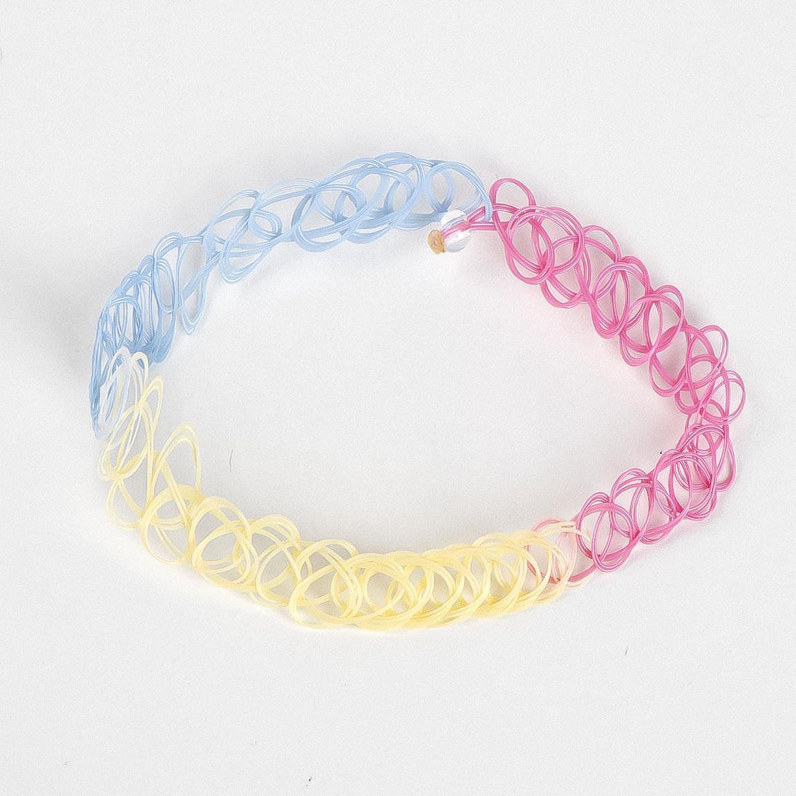 Set di bigiotteria a tema Stitch composto da tre bracciali. Uno presenta la scritta Stitch, uno un pendente a forma di Angel ed uno ha una forma a molla ed ha i colori dell'acrobaleno pastello. Foto del bracciale a forma di molla