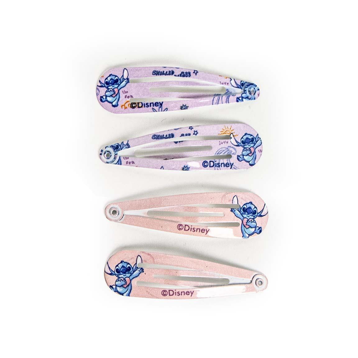 Set accessori per capelli a tema Stitch. Il set è composto da un comodo zainetto in plastica con la stampa di Stitch. All'interno si trovano un fiocco, 6 fermagli per capelli e 9 piccoli elastici per capelli, tutti a tema Stitch. Nella foto 4 fermagli per capelli stampati con dei disegni di stitch
