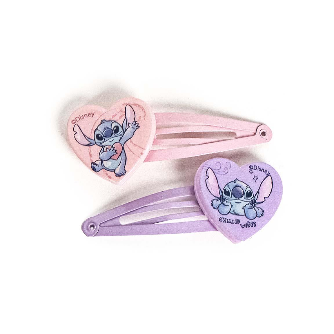 Set accessori per capelli a tema Stitch. Il set è composto da un comodo zainetto in plastica con la stampa di Stitch. All'interno si trovano un fiocco, 6 fermagli per capelli e 9 piccoli elastici per capelli, tutti a tema Stitch. Nella foto, due fermargli per capelli con un cuore e il disegno di Stitch 