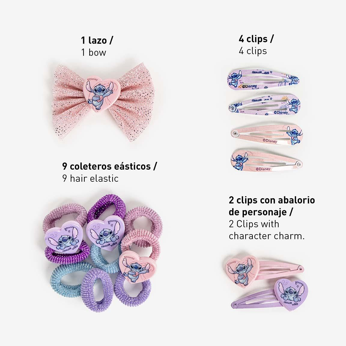 Set accessori per capelli a tema Stitch. Il set è composto da un comodo zainetto in plastica con la stampa di Stitch. All'interno si trovano un fiocco, 6 fermagli per capelli e 9 piccoli elastici per capelli, tutti a tema Stitch. Foto di tutti gli accessori per capelli contenuti nello zaino 