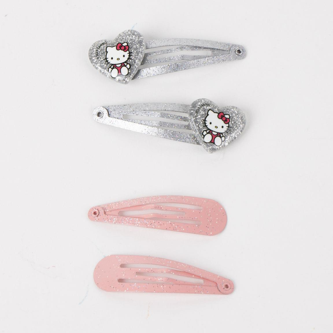 Set per capelli di Hello Kitty composto da 2 scrunchied, due elastici e 4 fermargli per capelli. Nella foto i 4 fermargli per capelli (due argentati brillantinati con applicati cue cuori dello stesso colore ed hello itty) e due rosa brillantinati 