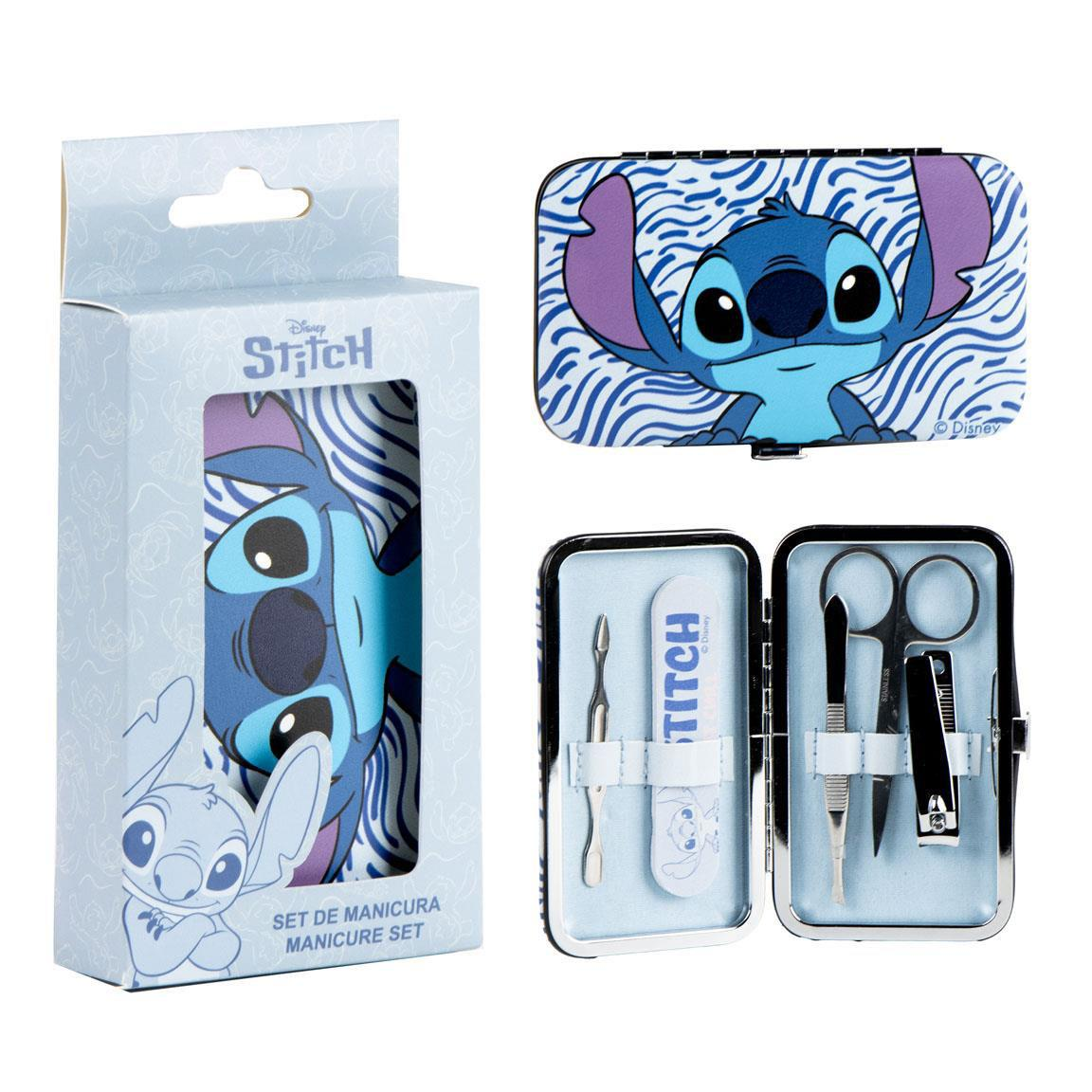 Set per manicure a tema Stitch. Foto del set nella confezione. Il set contiene tagliaunghie, forbicine, pinzetta, lima e spingi cuticole. All'interno l'astuccio è celeste, mentre sulla parte esterna è zebrato con le strisce blu e al centro ha il volto di Stitch