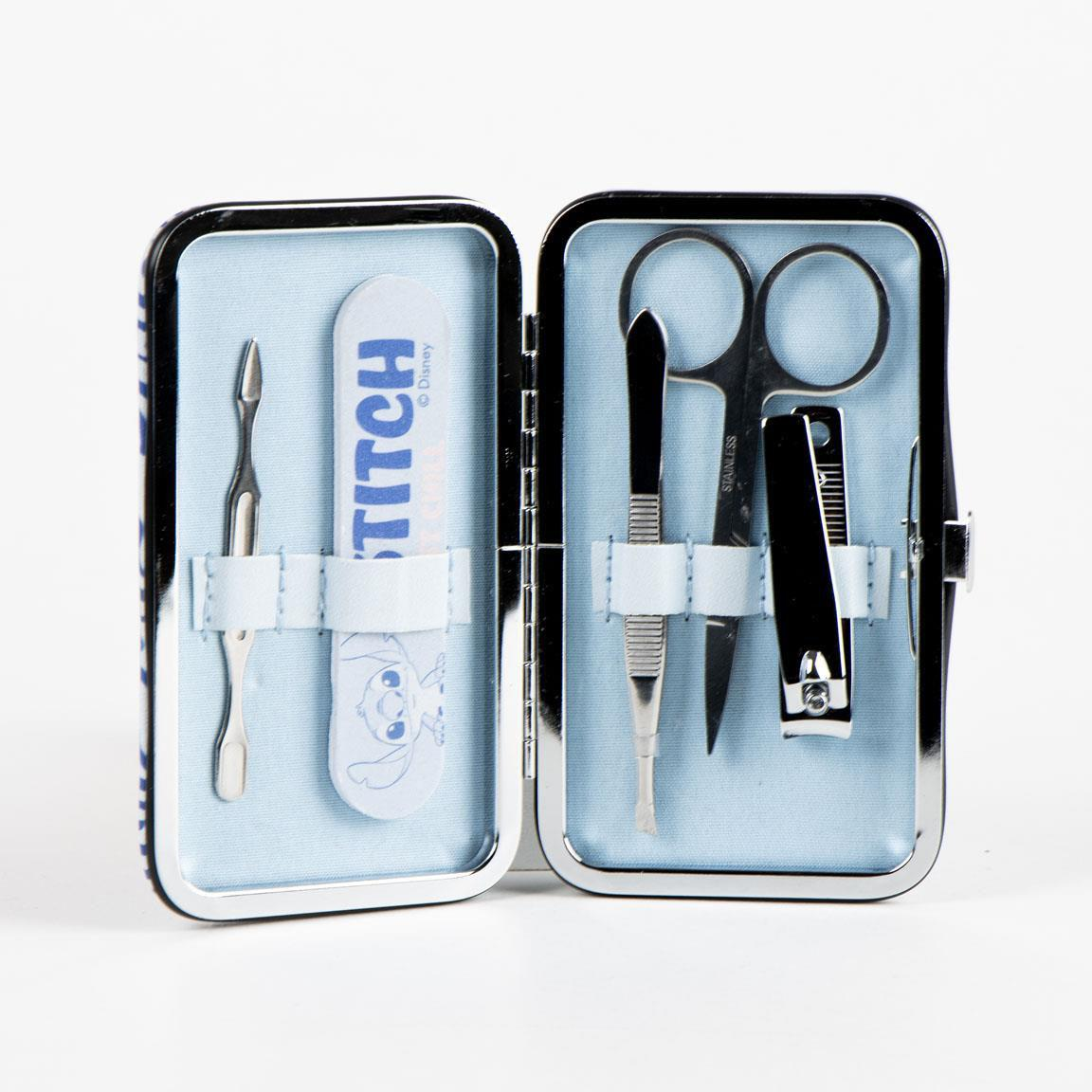 Set per manicure a tema Stitch. Foto del set nella confezione. Il set contiene tagliaunghie, forbicine, pinzetta, lima e spingi cuticole. All'interno l'astuccio è celeste, mentre sulla parte esterna è zebrato con le strisce blu e al centro ha il volto di Stitch
