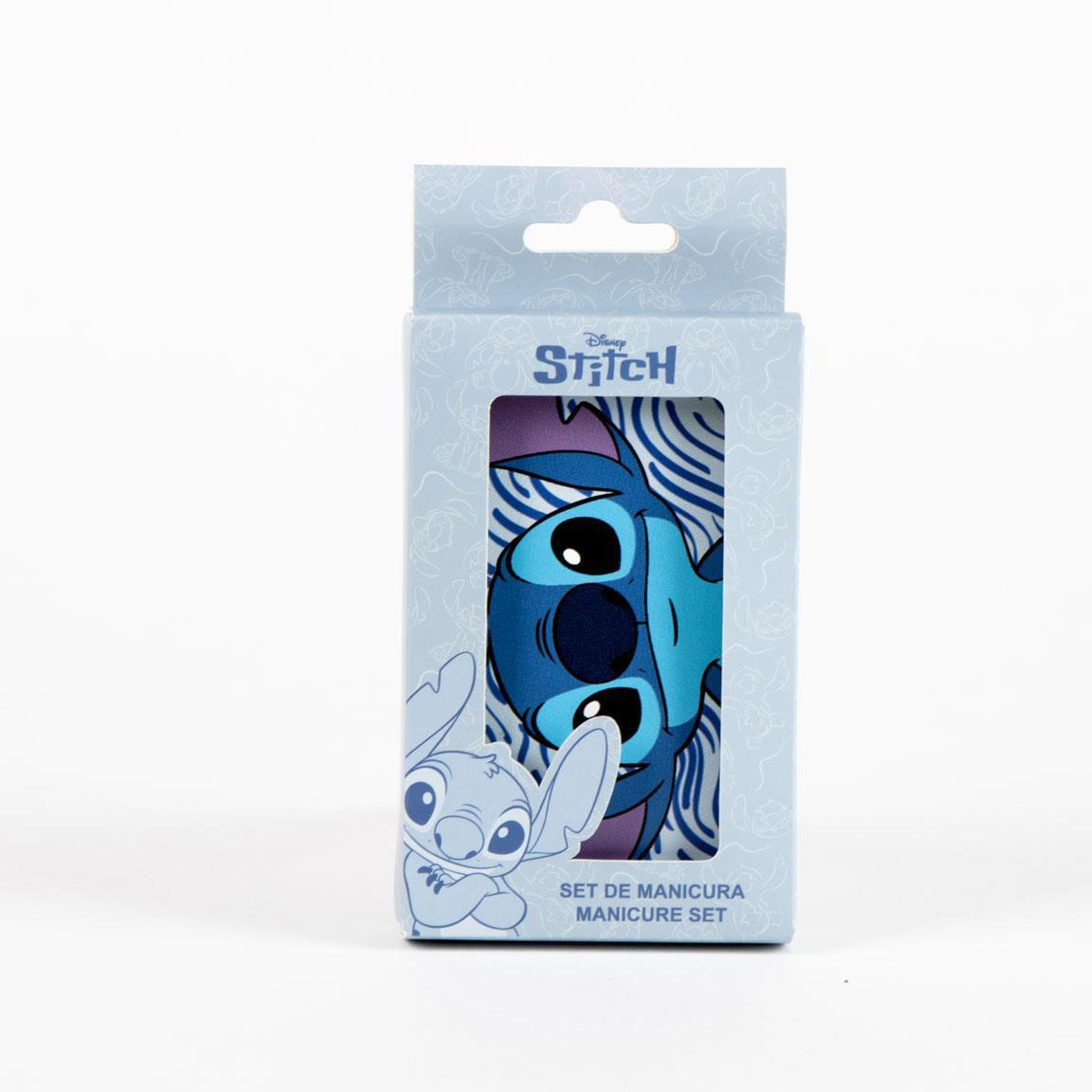 Set per manicure a tema Stitch. Foto del set nella confezione. Il set contiene tagliaunghie, forbicine, pinzetta, lima e spingi cuticole. All'interno l'astuccio è celeste, mentre sulla parte esterna è zebrato con le strisce blu e al centro ha il volto di Stitch