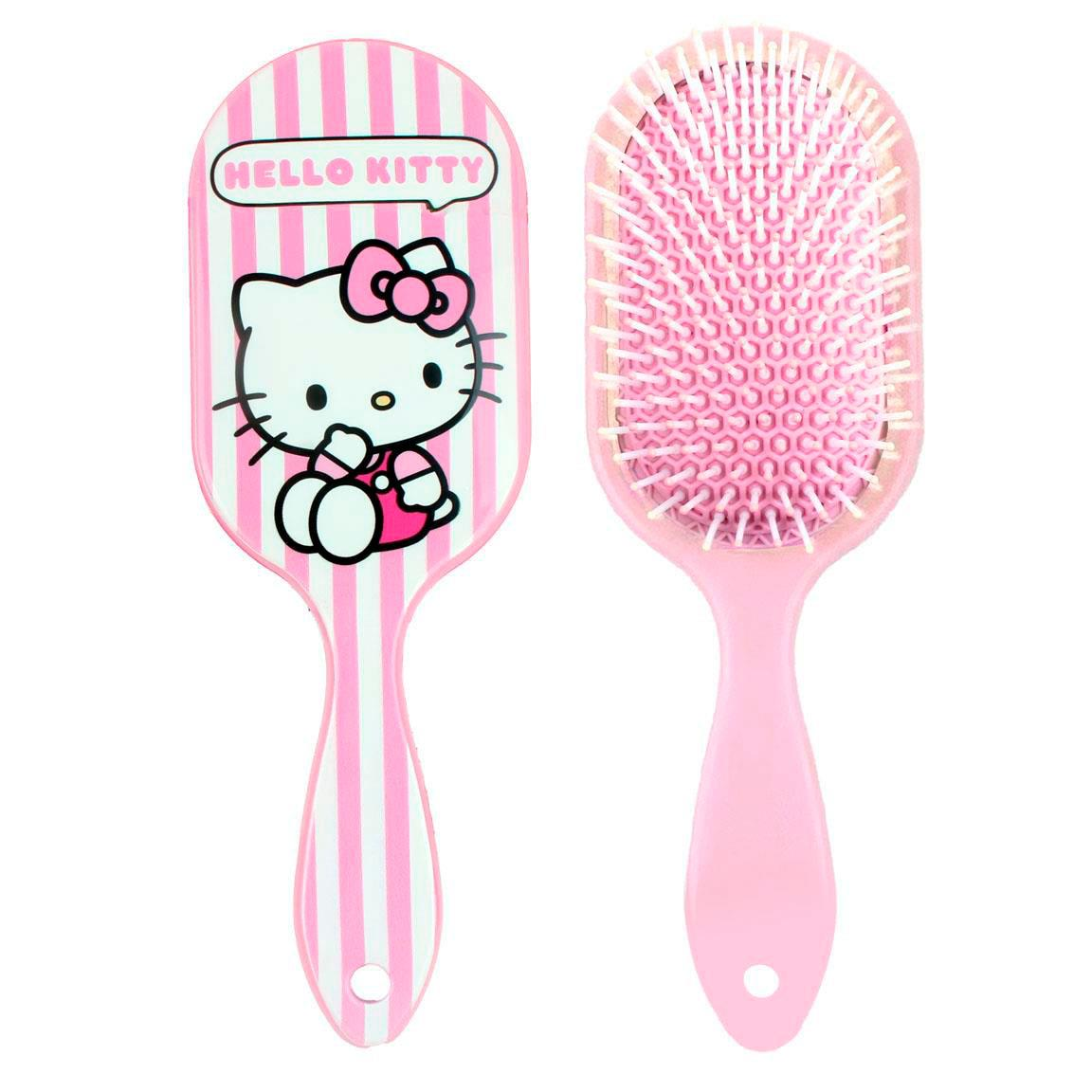 Spazzola a tema Hello Kitty Sanrio, di colore rosa con una decorazione a righe rosa e bianche. Al centro della spazzola c'è il disegno del personaggio Hello Kitty e in alto la scritt a"Hello Kitty" in rosa all'interno di un baloon bianco 