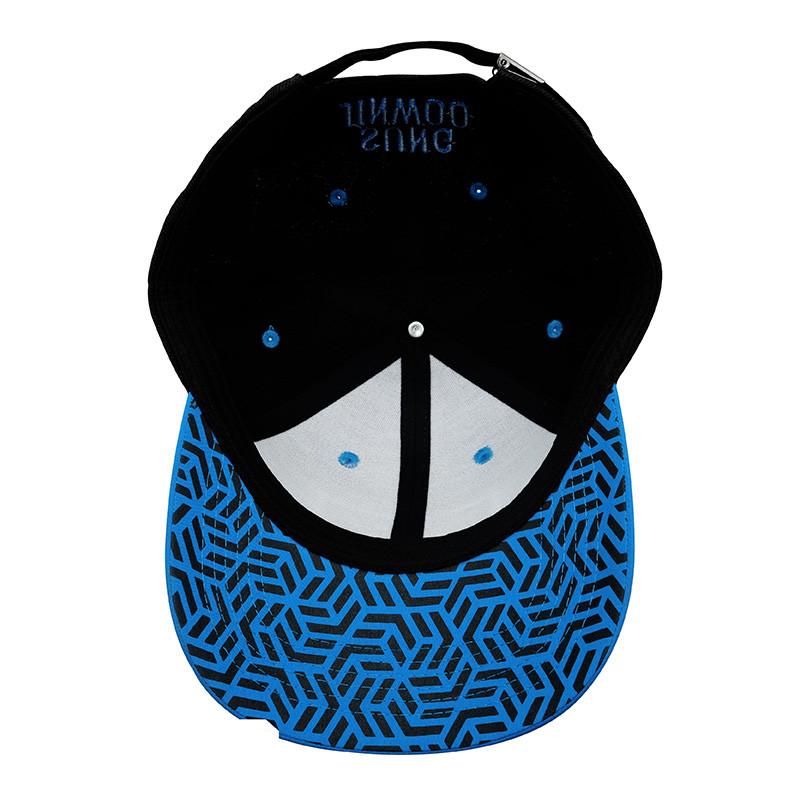 foto parte interna cappello con visiera di solo leveling. a parte interna della visiera è azzurra e decorata con motivo geometrico nero 