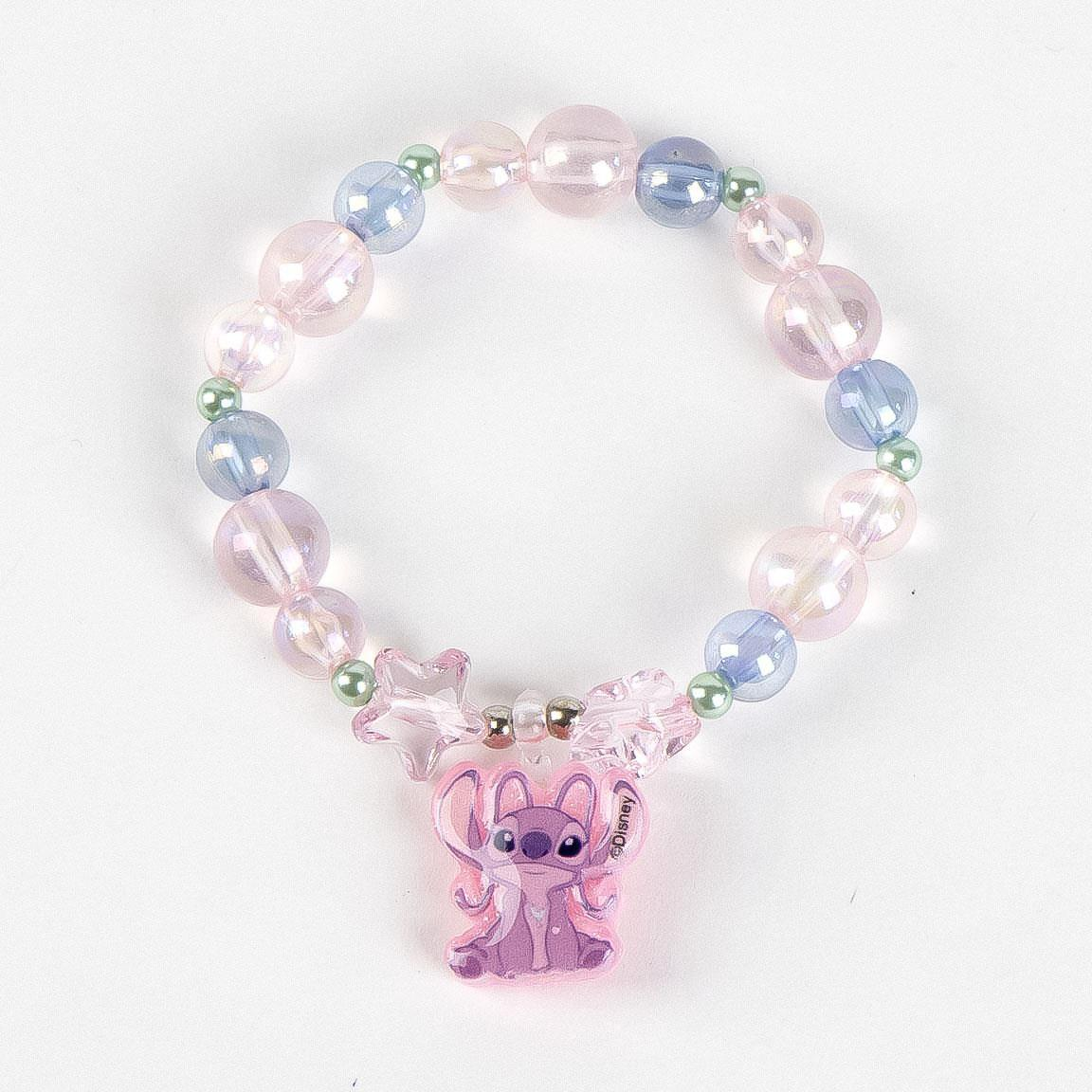 Set di bigiotteria a tema Stitch composto da tre bracciali. Uno presenta la scritta Stitch, uno un pendente a forma di Angel ed uno ha una forma a molla ed ha i colori dell'acrobaleno pastello. Foto del bracciale con il pendente di Angel 