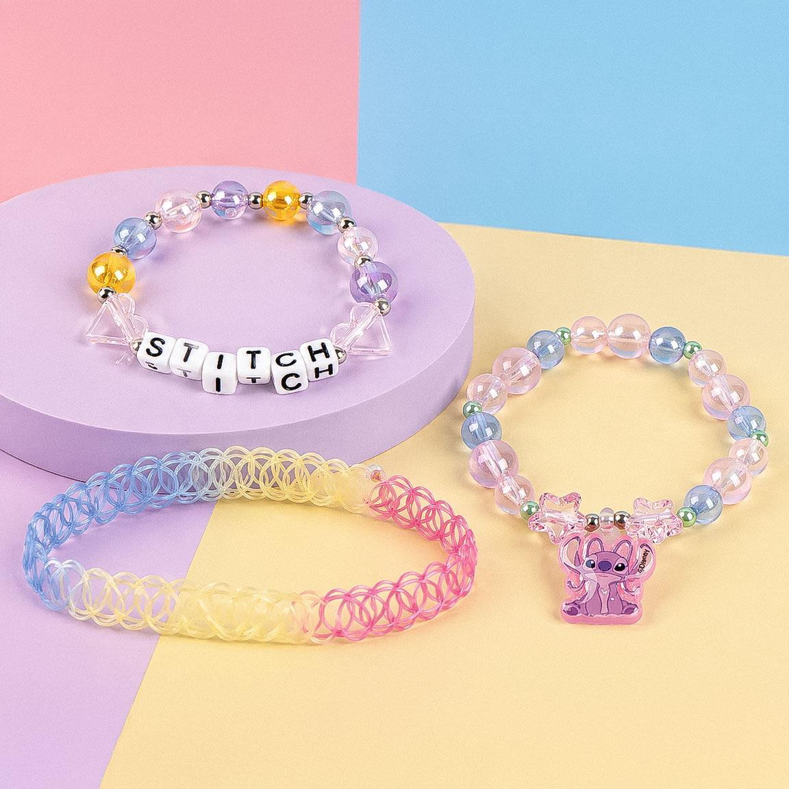 Set di bigiotteria a tema Stitch composto da tre bracciali. Uno presenta la scritta Stitch, uno un pendente a forma di Angel ed uno ha una forma a molla ed ha i colori dell'acrobaleno pastello 